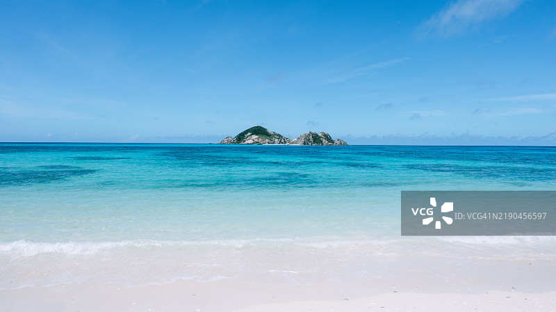 冲绳，日本，白沙滩和清澈蓝水的热带海滩图片素材