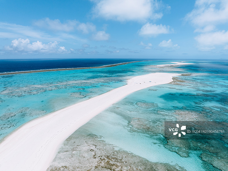 日本最长的沙洲，拥有热带海水和珊瑚礁，位于冲绳的久米岛图片素材