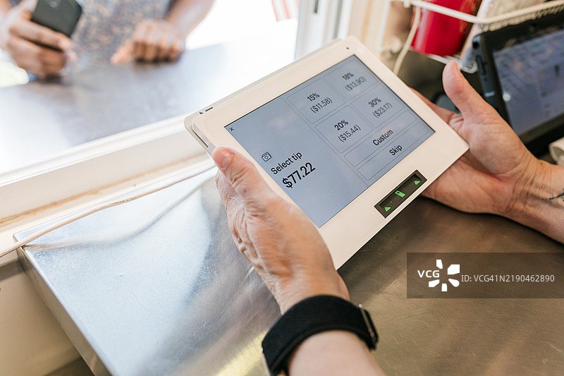 在支付设备上选择小费图片素材