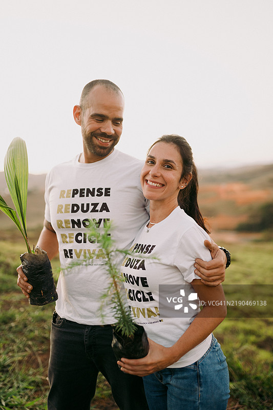 环保主义者夫妇手持树苗图片素材