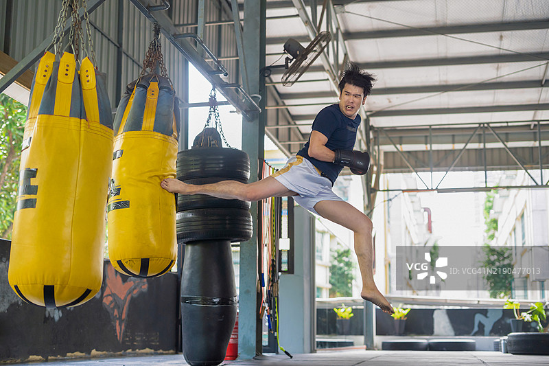 泰拳选手飞踢训练图片素材