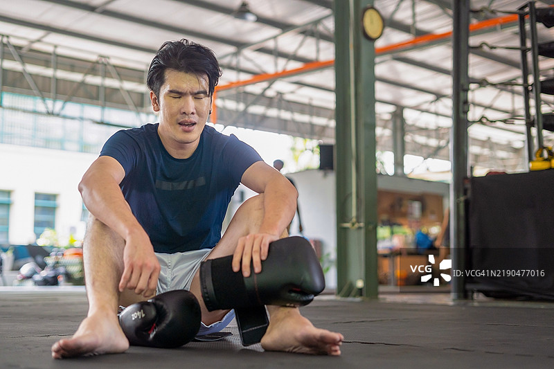 拳击手在健身房训练后休息图片素材