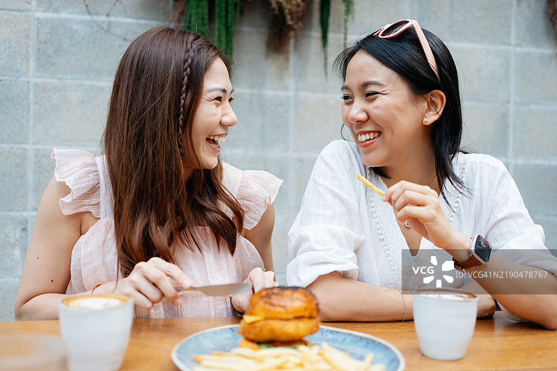 共享快乐的餐食图片素材