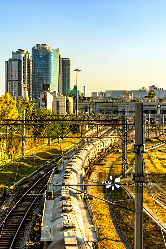 城市景观中的货运列车行驶图片素材