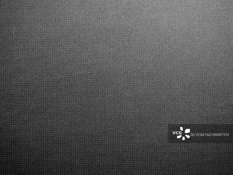灰色和黑色纸张上印有小白点。照片带有噪点效果。图片素材