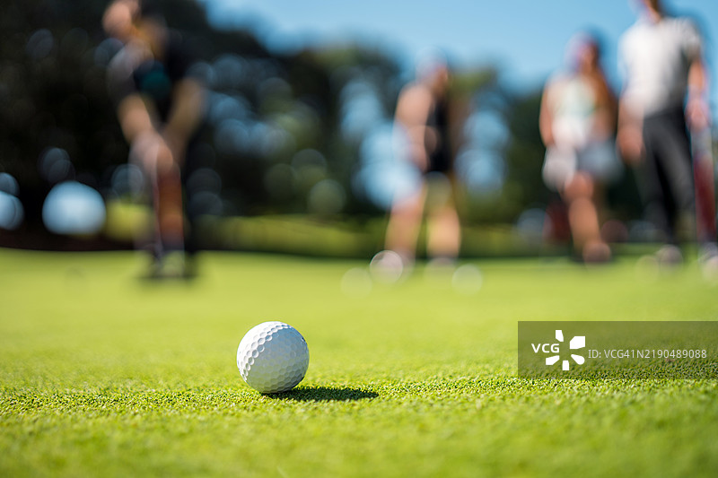 高尔夫球在比赛中的特写镜头图片素材
