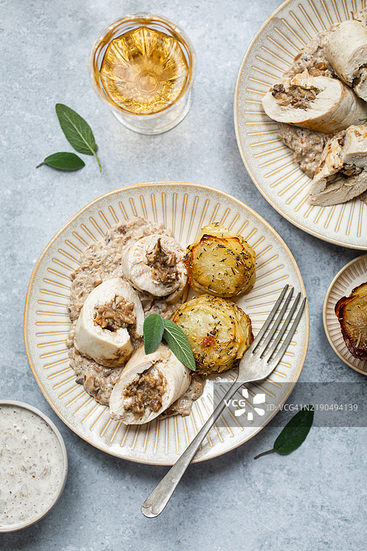 自制蘑菇土豆填充鸡肉图片素材