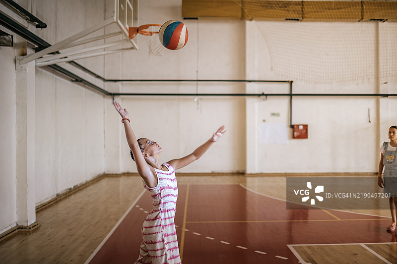 学生们在学校体育馆进行篮球训练，参加下午的体育活动图片素材