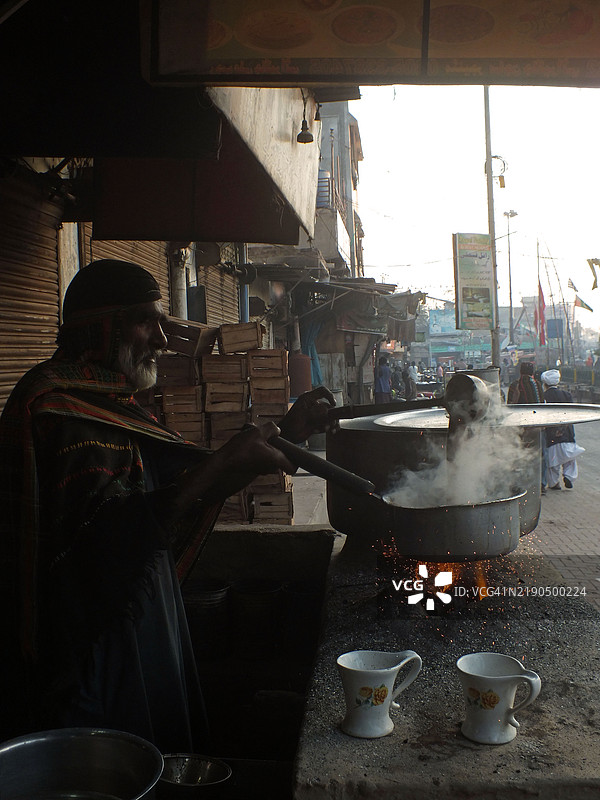 茶正在炉子上准备，火花四溅。图片素材