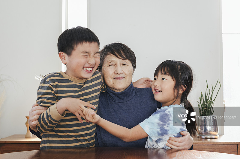 日本祖母与孙子孙女在家中放松。图片素材