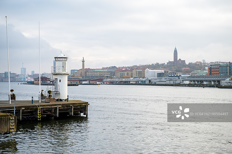 哥德堡的小灯塔与河对岸的城市景观图片素材
