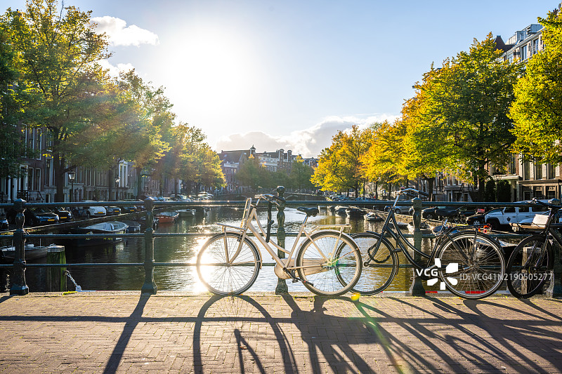 阿姆斯特丹，荷兰的桥上停放着自行车图片素材