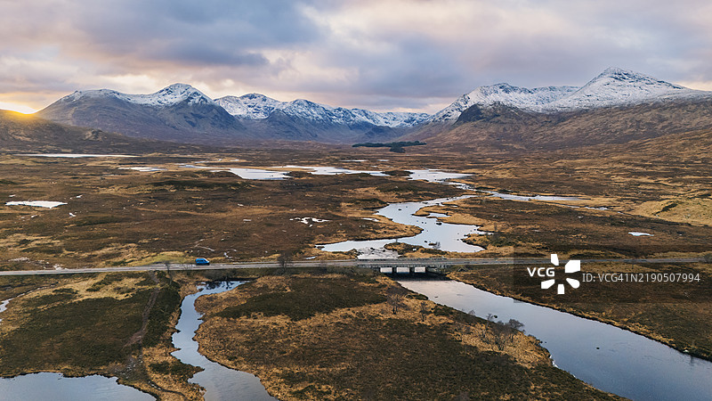 在苏格兰高地的拉诺赫沼泽上空，日落时分俯瞰主干道的美丽无人机/空中视角图片素材