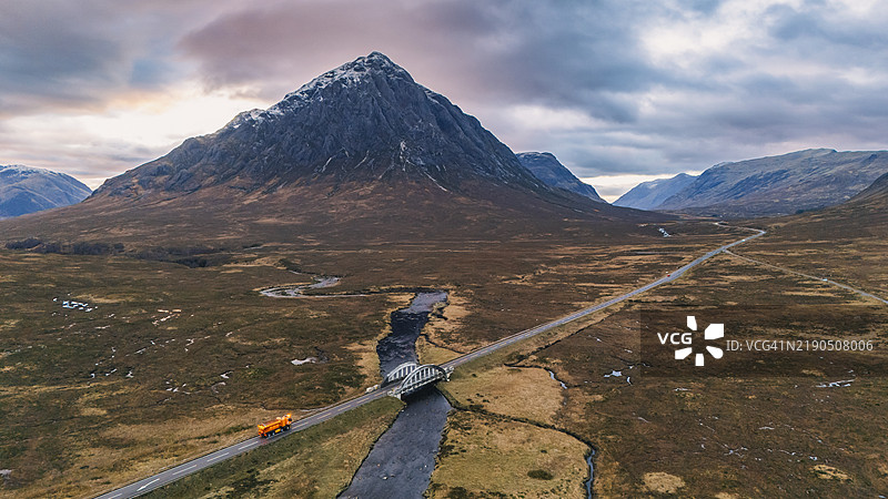 冬季早晨，苏格兰格伦科谷（Glencoe Valley）A82公路上的撒盐卡车的无人机/空中视角图片素材