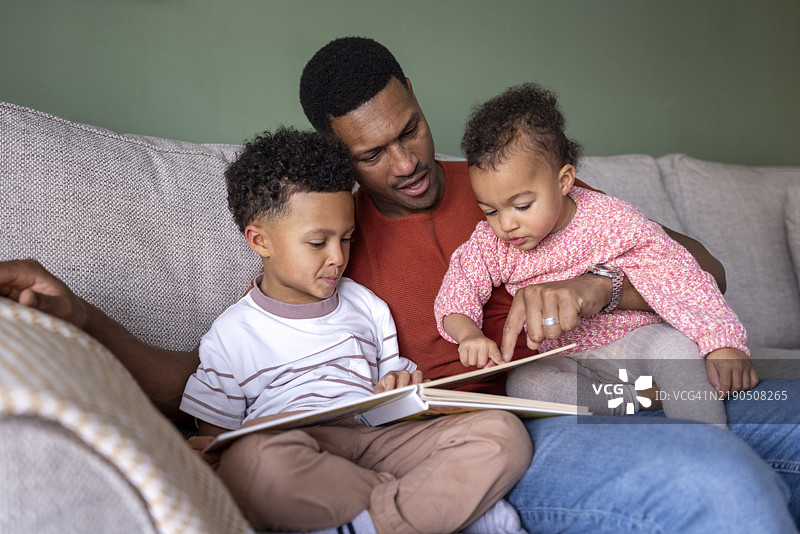 爸爸给孩子们讲故事书图片素材