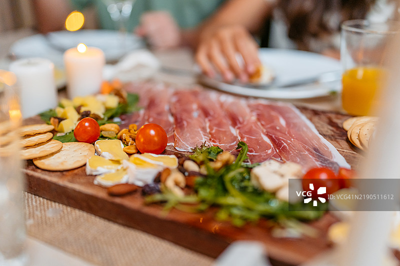 户外的悉尼餐桌上的肉类拼盘图片素材