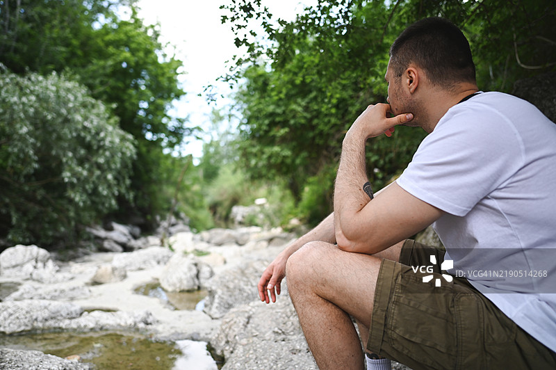 男人在大自然中欣赏风景。图片素材