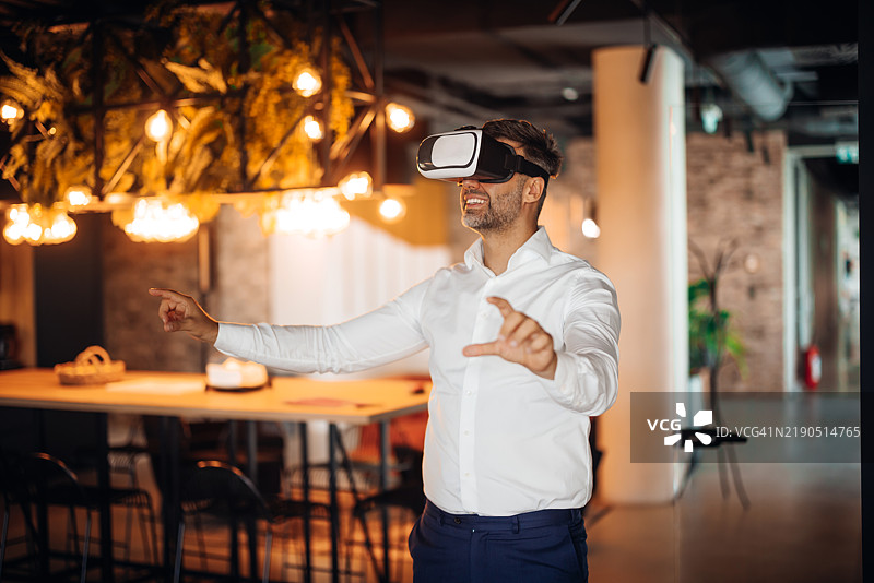 商人在现代办公室空间中探索虚拟现实图片素材