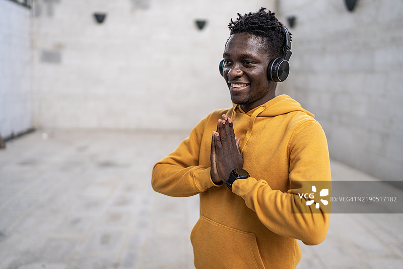 穿运动服的非裔美国男性在冥想图片素材