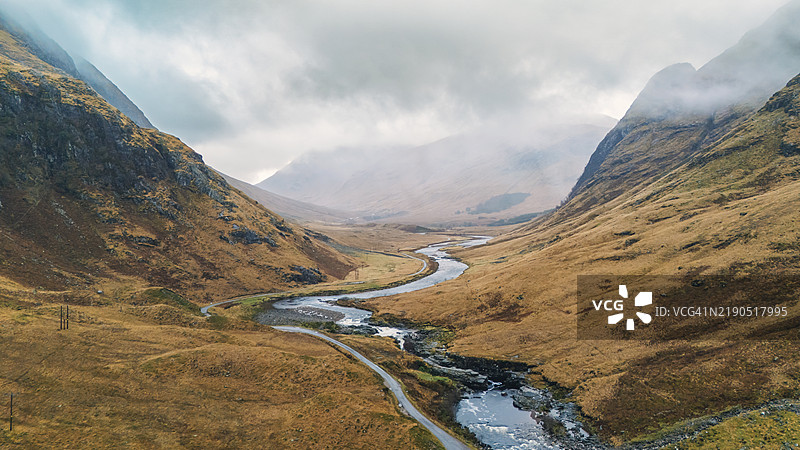 在一个雨天的冬季，埃蒂夫河和埃蒂夫峡谷的高空/无人机视角图片素材