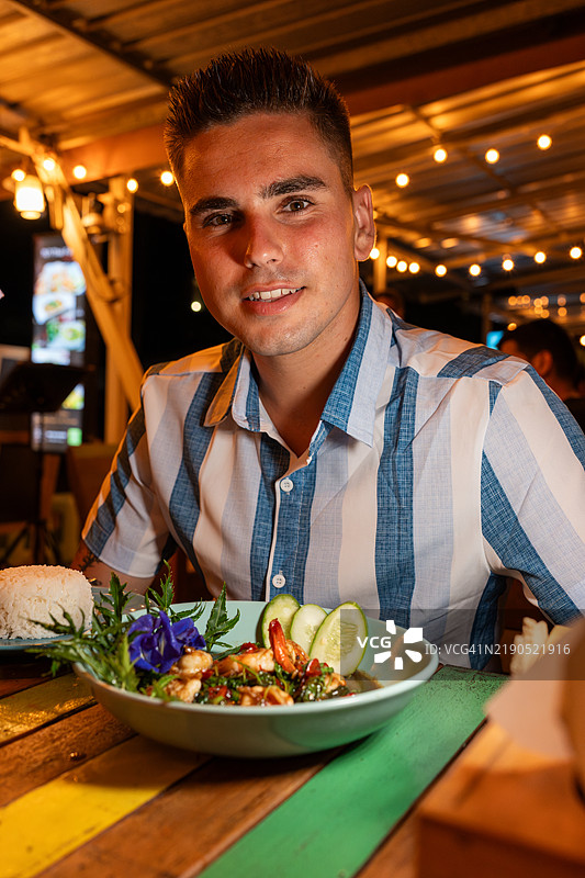 游客在泰国奥南享受正宗的泰国美食图片素材