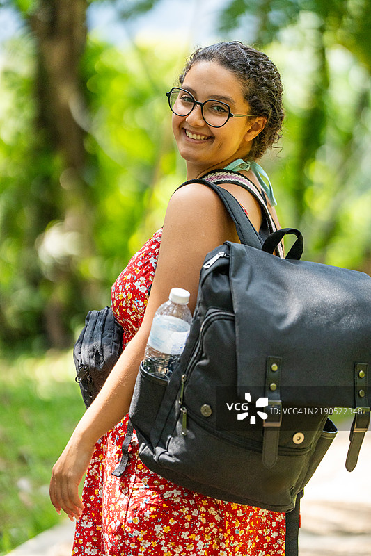 年轻女性游客在泰国热带公园探险图片素材