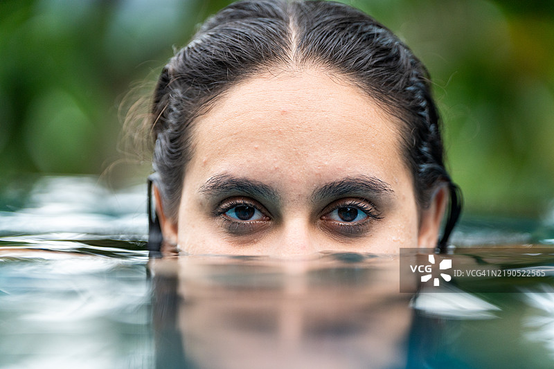 游客在泰国度假时享受清凉的泳池畅游图片素材