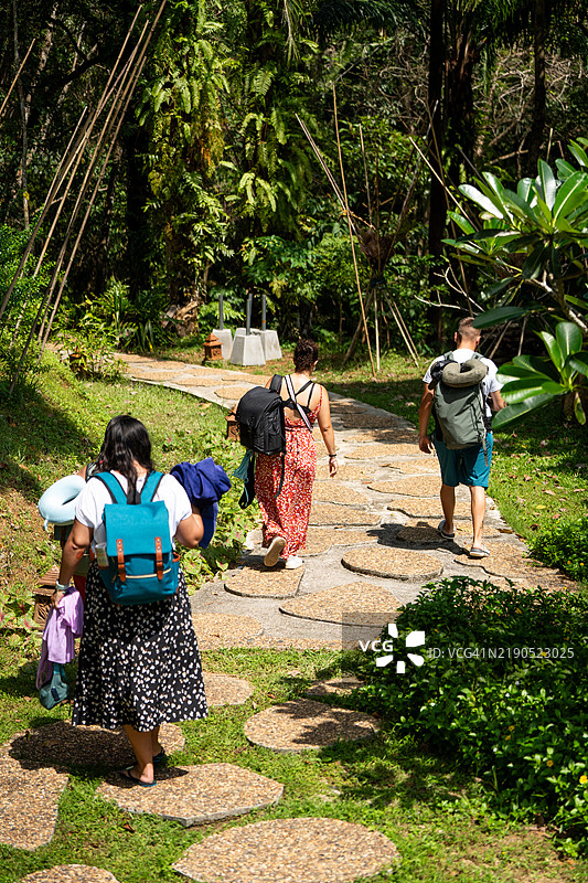 一家人在泰国热带花园的小路上散步图片素材
