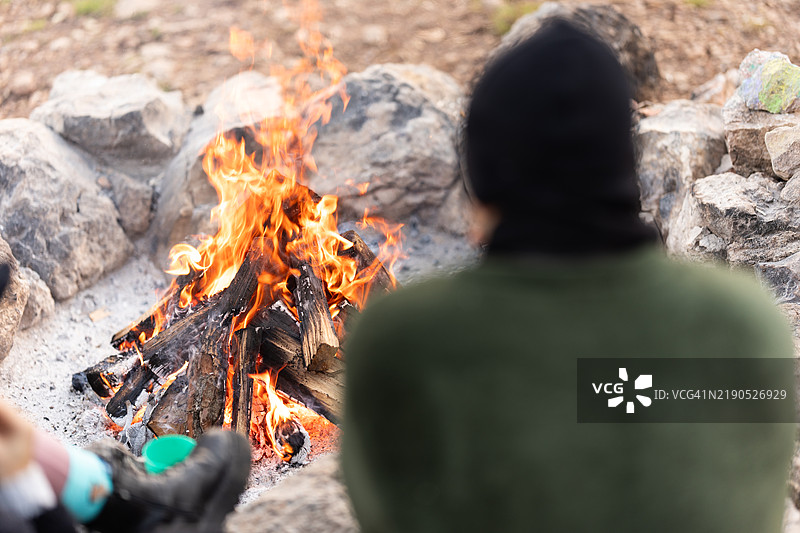 徒步旅行者在露营旅行中围着篝火取暖图片素材