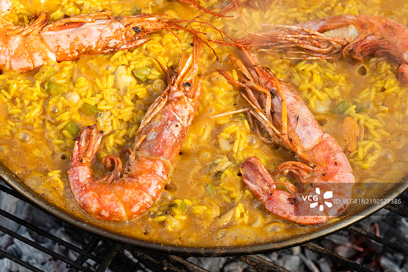 在露营日的篝火上烹饪虾仁海鲜饭图片素材