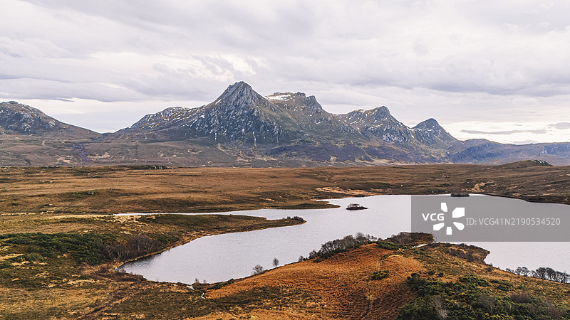 苏格兰高地的本·洛亚尔山的航拍/无人机视角图片素材