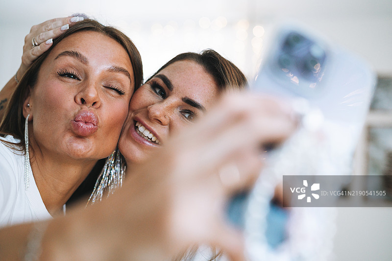 年轻女性朋友在家派对上自拍图片素材