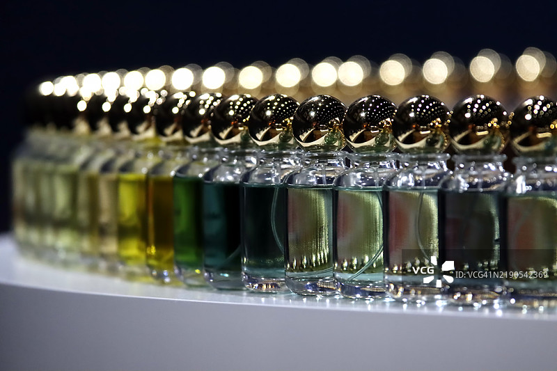 商店里五彩缤纷的香水液体图片素材