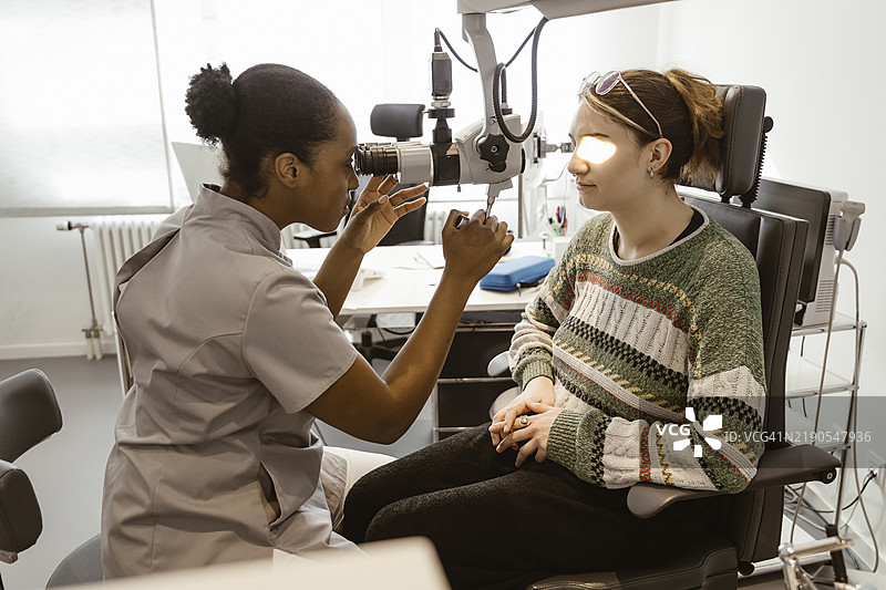 眼科医生在诊所检查病人的眼睛图片素材