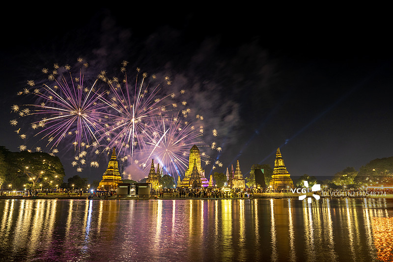 烟花照亮了位于泰国大城府历史公园的查亚瓦塔纳寺，这是一座古老的皇家寺庙，也是联合国教科文组织世界遗产。图片素材