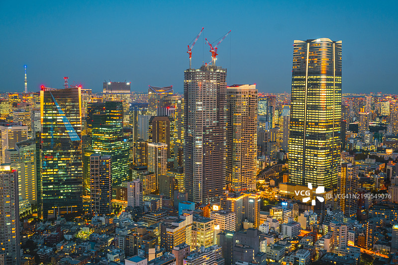 日本东京黄昏时的城市景观图片素材