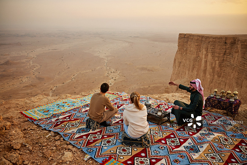 沙特向一对情侣展示利雅得的世界尽头沙漠图片素材