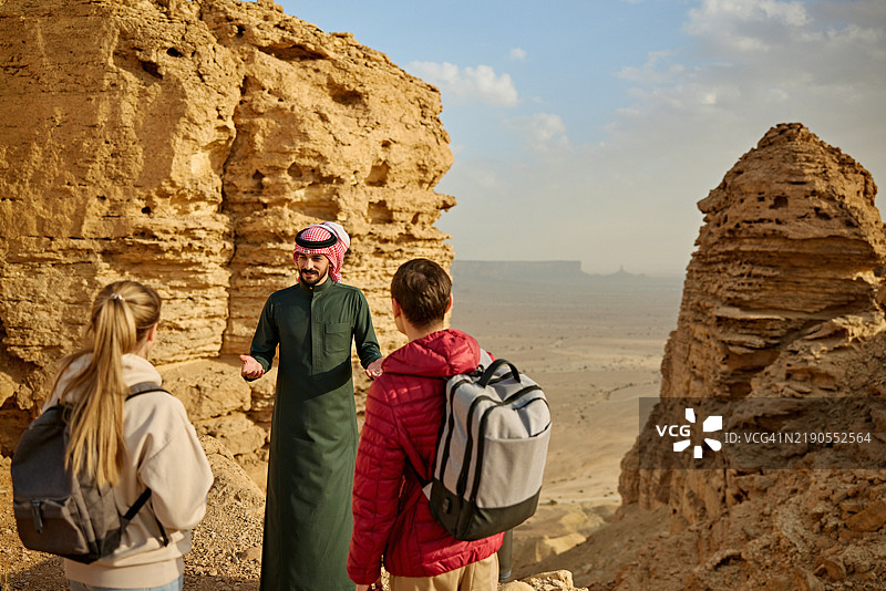沙特导游在世界边缘向游客讲解风景图片素材