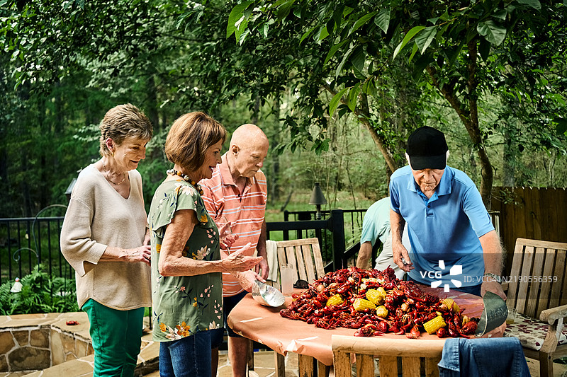 一群老朋友在家后院准备小龙虾煮宴图片素材