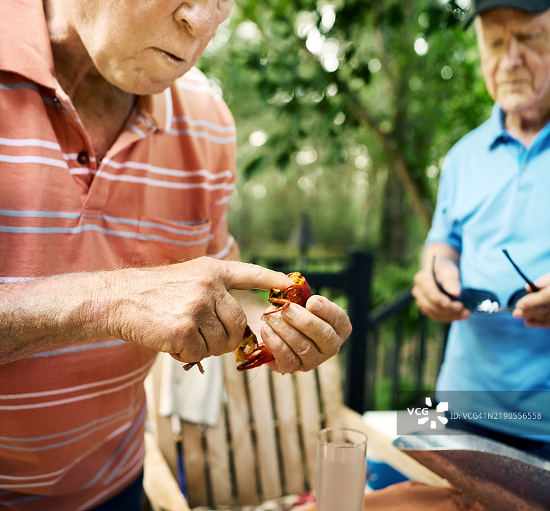 老年男性在后院准备煮小龙虾以备盛宴图片素材