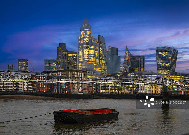 泰晤士河上的千年桥图片素材