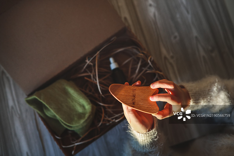 舒适的订阅盒，内含温暖的袜子、滋养维生素、焕活精华和木质刮痧按摩器，带来终极自我护理体验。图片素材