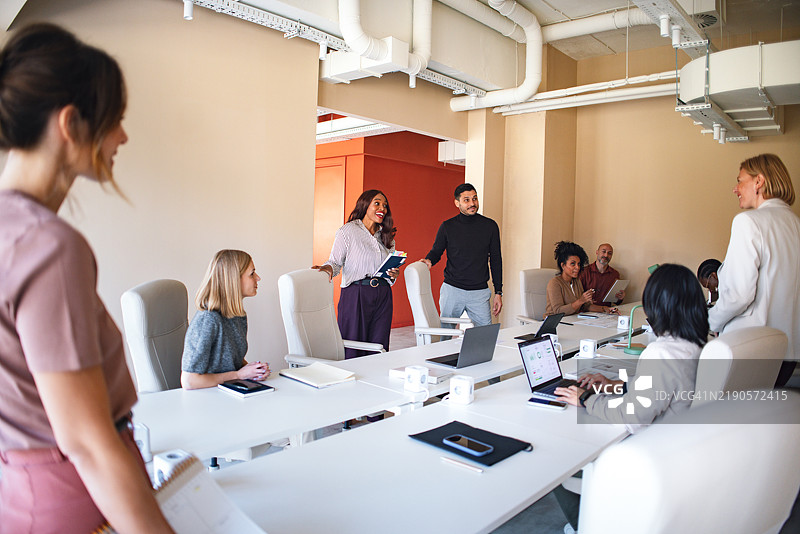 一群专业人士在现代办公室工作空间中合作图片素材