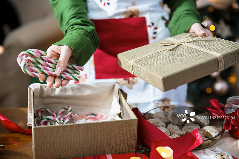 为有需要的儿童准备圣诞节糖果礼包图片素材