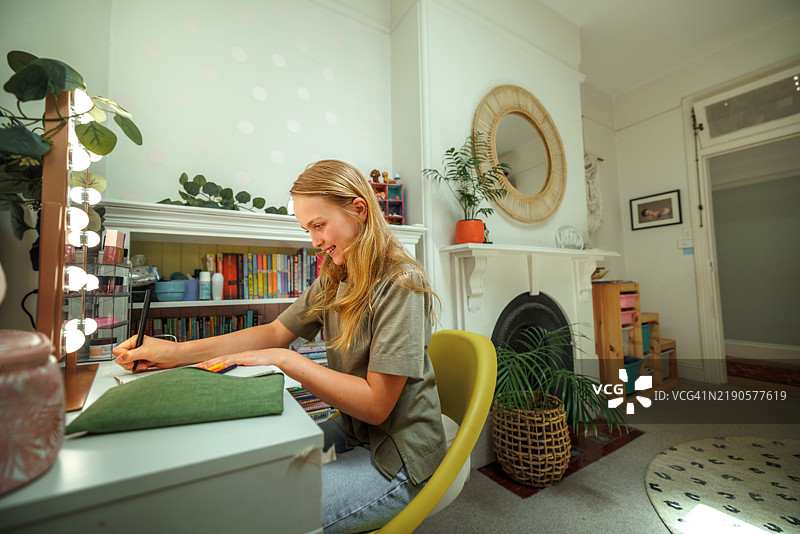 在家做作业的少女图片素材