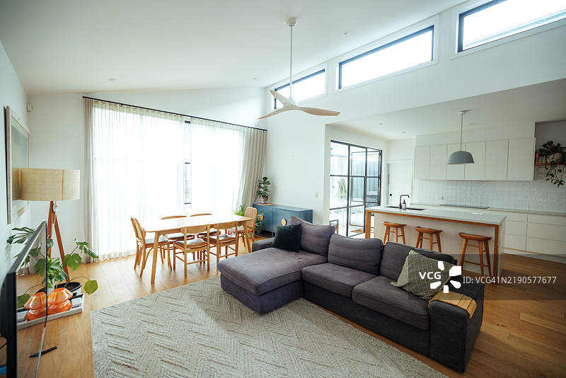 现代开放式客厅与厨房岛图片素材