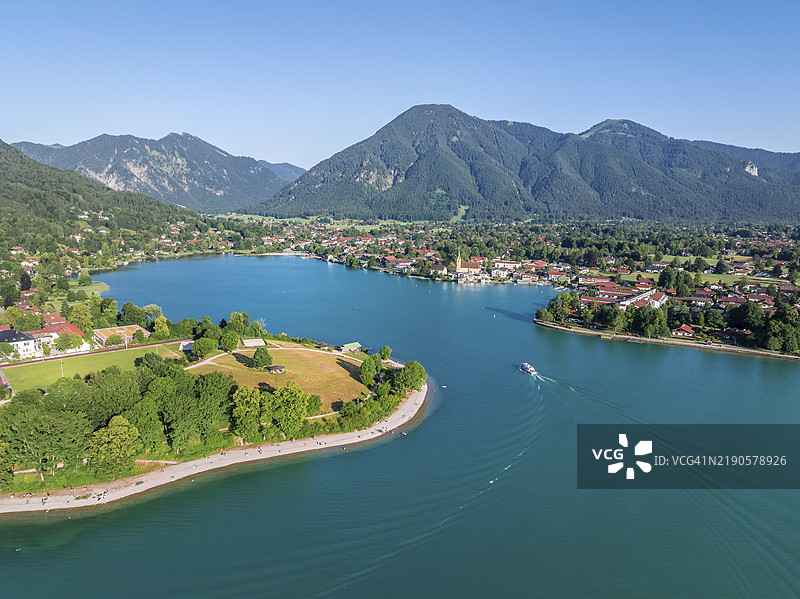 湖上的渡轮，罗塔赫-埃根和瓦尔贝格的景观，特根湖，鸟瞰图，特根湖，巴伐利亚，德国，欧洲图片素材