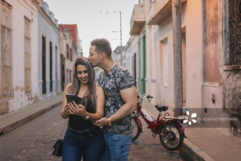 游客在古巴卡马圭使用智能手机图片素材