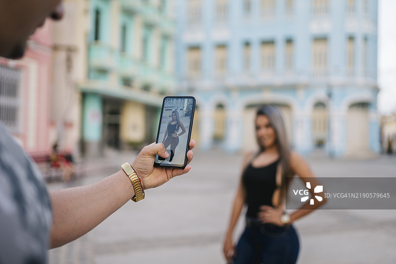 摄影师在古巴卡马圭为模特拍照图片素材