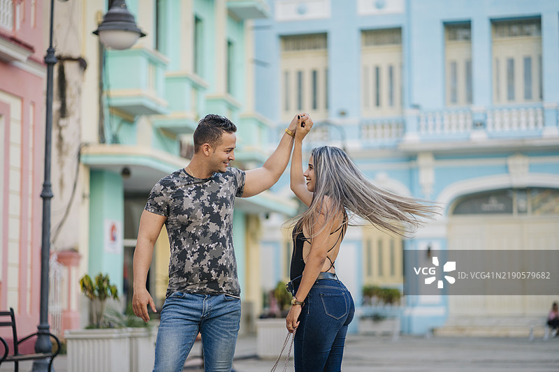 古巴卡马圭街头跳舞的年轻情侣图片素材